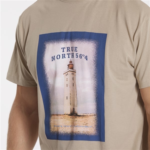 North 56°4 T-shirt print 'Vuurtoren', light sand